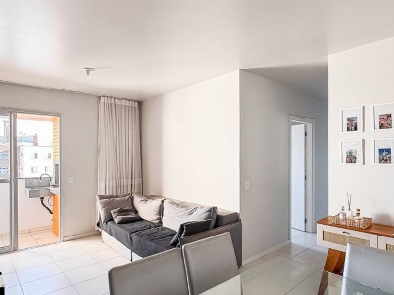 Apartamento semimobiliado